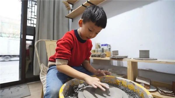 青州市鲁班工坊的陶艺坊举办公益性彩陶课