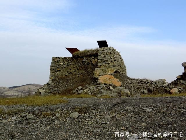 青州文登镇有一个废弃的矿山，风景优美，气势壮观，值得一游
