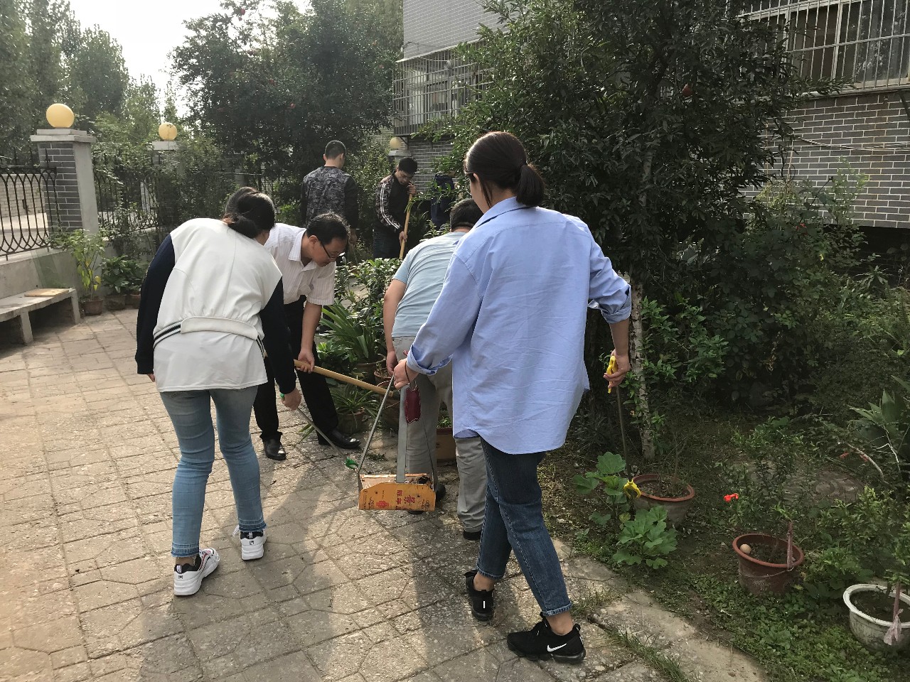 青州旅游发展委员会员工对南阳河小区进行清扫