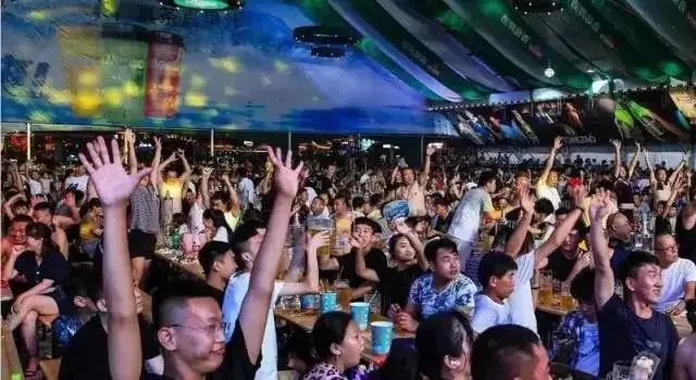 青州不夜城首届海鲜啤酒节盛大开幕，福利多多，赶紧行动起来！