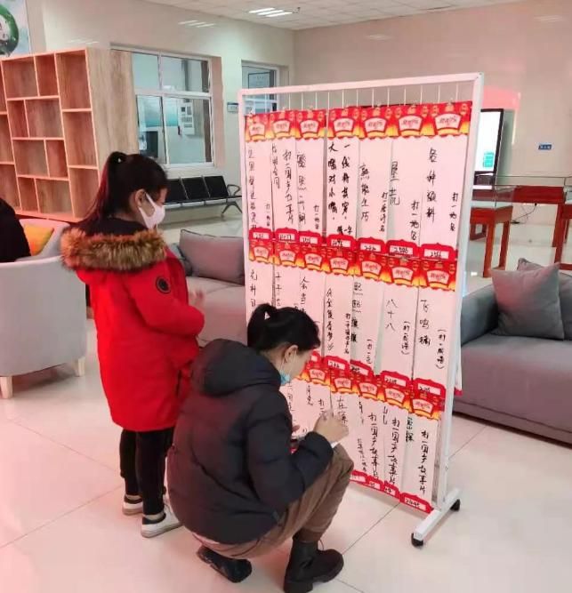 青州市图书馆举办元宵节猜灯谜活动