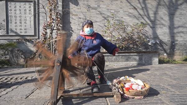 青州古城内的民俗文化展示：纺线