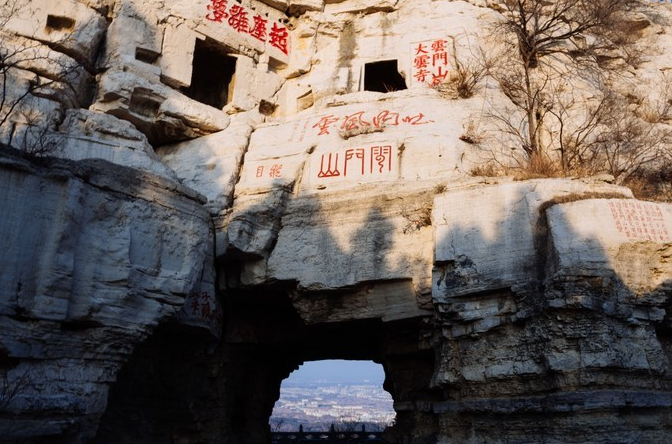 品云门仙境，揽海岱雄风