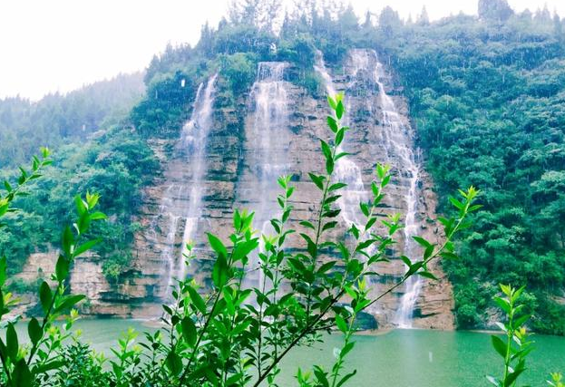 雨中黄花溪，风情醉人