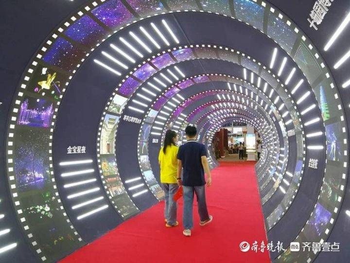 夜享风筝都融进时光隧道”潍坊向世界亮出夜经济“新名片”