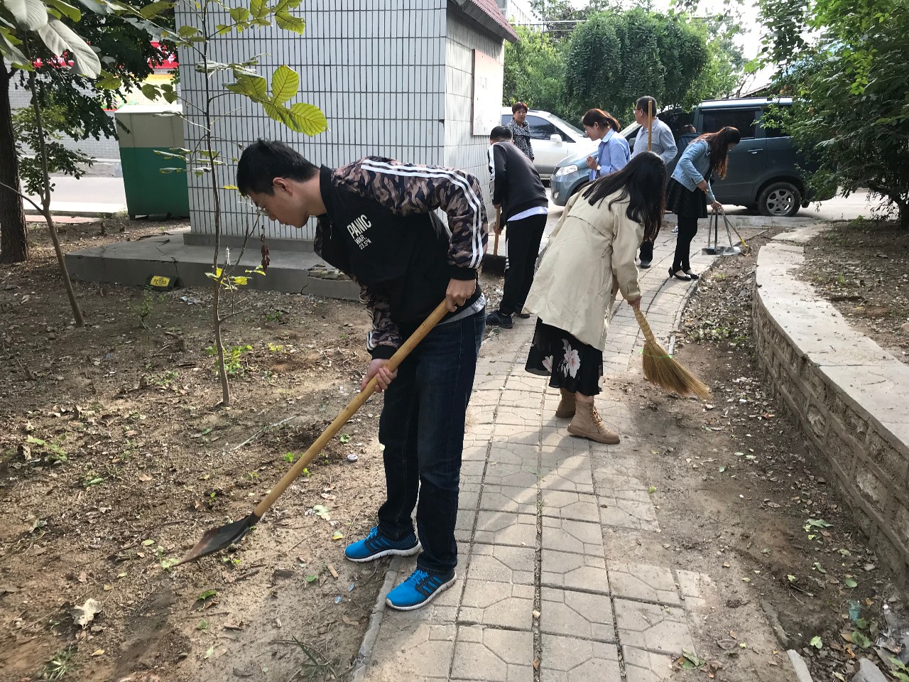 青州旅游发展委员会对南阳河小区进行清扫